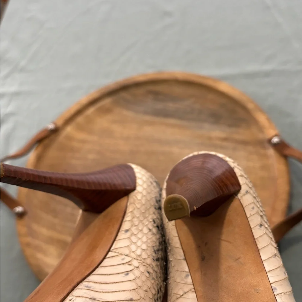 Stuart Weitzman Snakeskin Reptile Patterned Heels in Cream and Gray 7.5